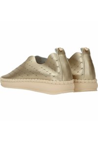 Gouden instapschoenen met een gladde metallic afwerking, textuur met een kruispatroon, en een lichtbeige rubberen zool. Voorzien van een lus aan de achterkant voor eenvoudig aan- en uittrekken.