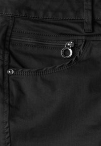 Černá látka s hladkou texturou s kapsou na zip. Zip má kovové kování s kruhovým táhlem. Jemné šití detailu.