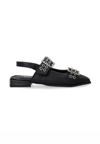 Czarne buty na obcasie typu slingback z ostro zakończonym noskiem, teksturowanym materiałem oraz dwoma metalowymi klamrami z oczkami na pasku. Płaski blokowy obcas.