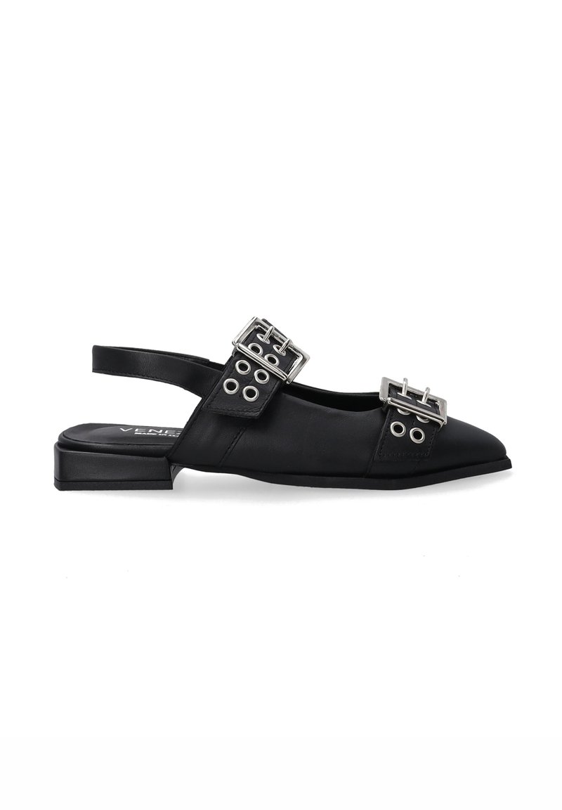 Czarne buty na obcasie typu slingback z ostro zakończonym noskiem, teksturowanym materiałem oraz dwoma metalowymi klamrami z oczkami na pasku. Płaski blokowy obcas.