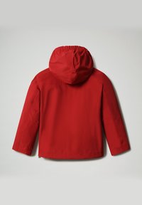 Rød vandtæt jakke med hætte, der har en glat tekstur, lange ærmer og en lynlåslukning i bunden. Simpelt design, ingen mønstre.