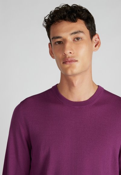 Maglione viola a maglia con scollatura a girocollo. Il tessuto sembra morbido e leggero, con maniche lunghe e una consistenza liscia.