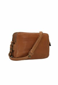 Borsa a tracolla in pelle marrone con finitura testurizzata, chiusure con zip e tracolla regolabile. Presenta linee pulite e una forma rettangolare compatta.