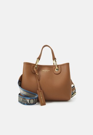 Sac à main en cuir brun à texture granuleuse avec des accessoires en métal doré. Dispose de deux poignées et d'une bandoulière détachable à motif. Comprend une étiquette logo.