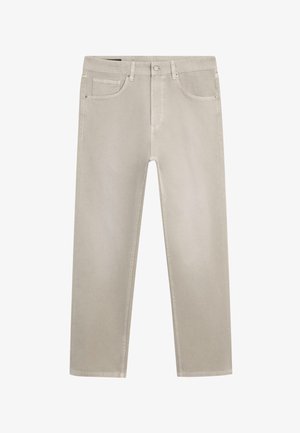 Lyse beige jeans med lige ben, knaplukning, forlommer og bæltestropper, vist fladt på en hvid baggrund.