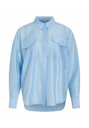 Chemise bleu clair à manches longues avec deux poches à rabat à l'avant, col boutonné et ourlet légèrement incurvé.