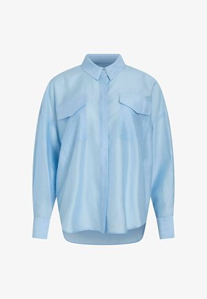 Cămașă albastru deschis cu mâneci lungi, două buzunare cu clapetă în față, guler cu nasturi și tiv ușor curbat.