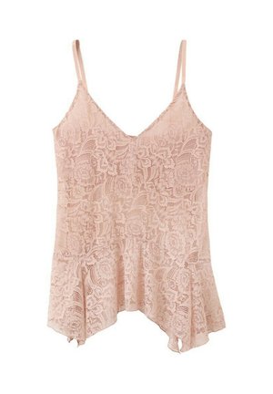 Camiseta de encaje rosa claro con patrón floral, tirantes finos ajustables y bajo asimétrico con volantes.