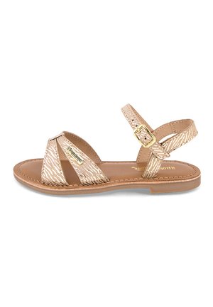 Sandalia dorada con tiras y acabado metálico, cuenta con una correa ajustable en el tobillo, suela plana y un patrón tipo cebra en las tiras.