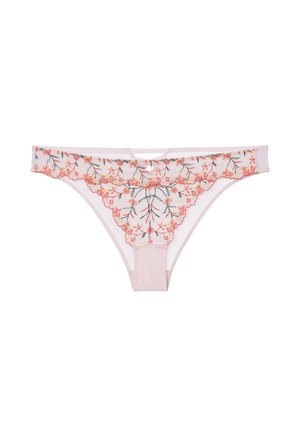 Õhukesed roosad pitsist stringid punase ja oranži lilleornamendiga ning laineliste servadega valgel taustal.