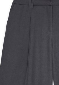 Harmaat räätälöidyt housut, joissa on teksturoitu kangas, etupleatsit ja vetskari. Sisältää sivutaskut ja huomaamatonta ommeltua yksityiskohtaa.