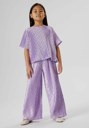 Lavendelfarbenes Zweiteiler-Outfit mit einem kurzärmligen Oberteil und weit geschnittenen Hosen mit einem strukturierten Wellenmuster, aus leichtem Stoff gefertigt.