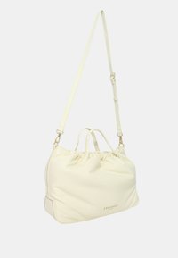 Borsa a tracolla in pelle bianca con tracolla regolabile, chiusura superiore arricciata e dettagli in hardware dorato; forma rettangolare, texture liscia.