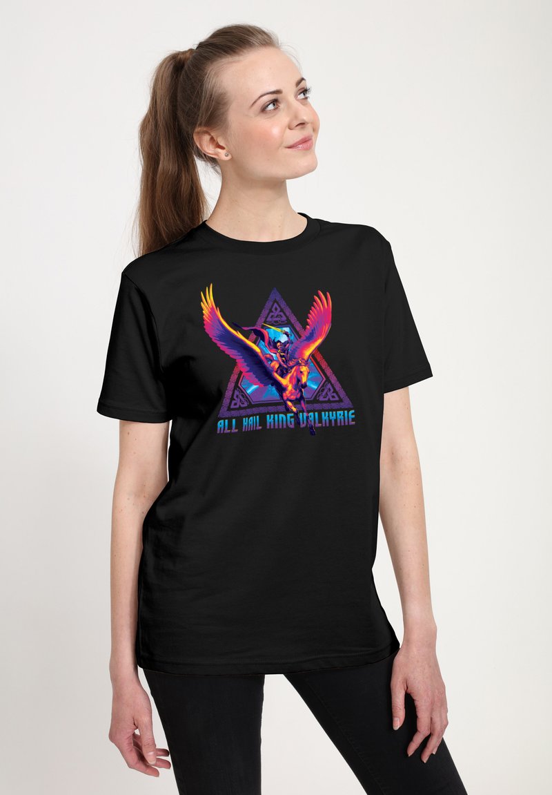 Sort T-shirt med et farverigt grafisk motiv af en vingerfigur og teksten "ALL HAIL KING VALKYRIE" i blåt, indsat i et trekantet design.