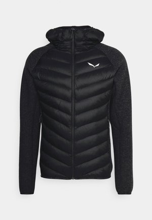 Musteline musta isoleeritud jakk, millel on tikkpaneel ja kudumivarrukad, samuti lukuga kapuuts. Ees on valge logo ja elastsed mansetid.