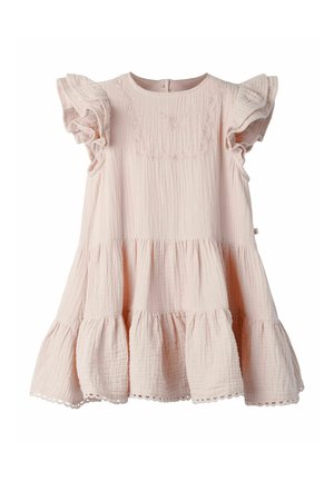 Svetloružové šatočky pre batoľa s volánikovými rukávmi, vrstvenou sukňou, jemným vyšívaným kvetinovým vzorom na hrudi a textúrovanou látkou.