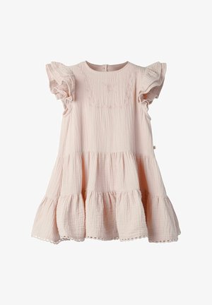 Robe rose clair pour tout-petit avec manches à volants, jupe à étages, motif floral brodé subtil sur la poitrine et tissu texturé.