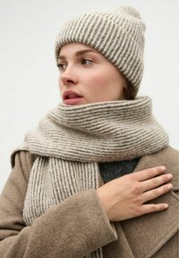 Beige gebreide beanie en sjaalset met horizontale strepen, textielwol stof, zachte afwerking en een gezellige stijl.