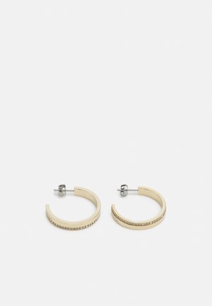 Boucles d'oreilles demi-hoop en ton or avec une rangée de petits cristaux clairs le long du bord extérieur et des attaches à tige en ton argenté.