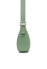 Borsa in tessuto verde con fondo rotondo e top piatto, caratterizzata da una finitura testurizzata e una larga tracolla regolabile. Include un dettaglio con anello metallico.