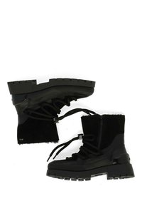 Černé kotníkové boty vyrobené z kůže a semiše, s masivními podrážkami, hladkým povrchem, silnými tkaničkami a zipem na boku.