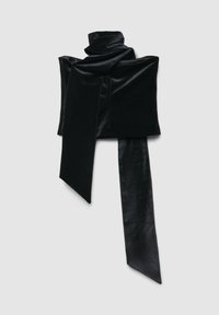 Schwarzer Samtwickel mit einem breiten gefalteten Design oben und langen, flachen Bindebändern. Glatte Textur mit glänzendem Finish.