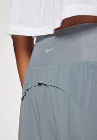 Nike Performance SWIFT SHORT - Sport rövidnadrágok - smoke grey/reflective silver