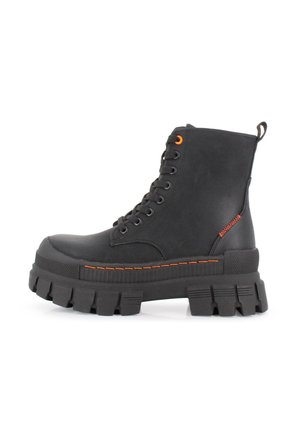 Botas negras de tobillo con cordones y suela de plataforma gruesa, acentos de costura naranja y material de goma texturizada. Cuentan con una lengüeta para facilitar su puesta.