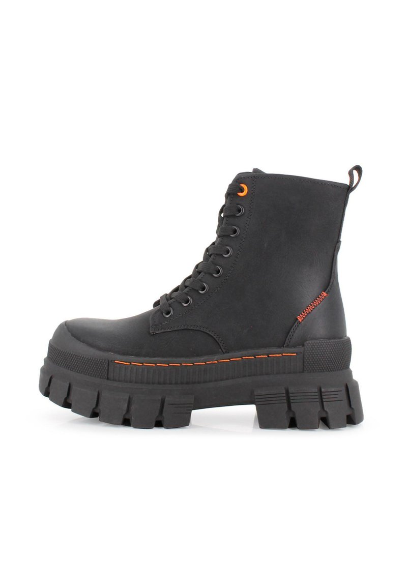 Botas negras de tobillo con cordones y suela de plataforma gruesa, acentos de costura naranja y material de goma texturizada. Cuentan con una lengüeta para facilitar su puesta.
