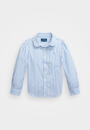 Chemise à rayures bleu clair et blanche, avec un col, des manches longues et un petit logo sur la poitrine. Texture de tissu lisse.