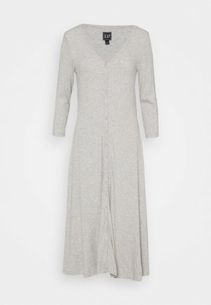 Robe en maille gris clair, à manches longues, boutonnée sur le devant avec un col en V et un ourlet à hauteur des genoux, présentée de face sur un fond blanc uni.