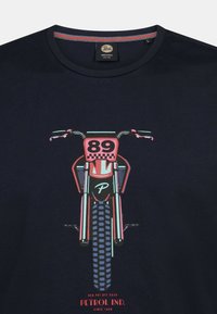 T-shirt in cotone blu navy con una grafica di motocicletta colorata che presenta il numero 89, dettagli protettivi e la scritta "Petrol Ind." in basso.