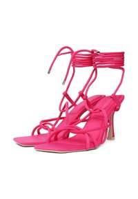 Rosa Riemchen-High-Heelsandalen mit quadratischer Spitze, die mehrere miteinander verflochtene Riemen und einen schlanken Absatz aufweisen. Hergestellt aus glattem Material.