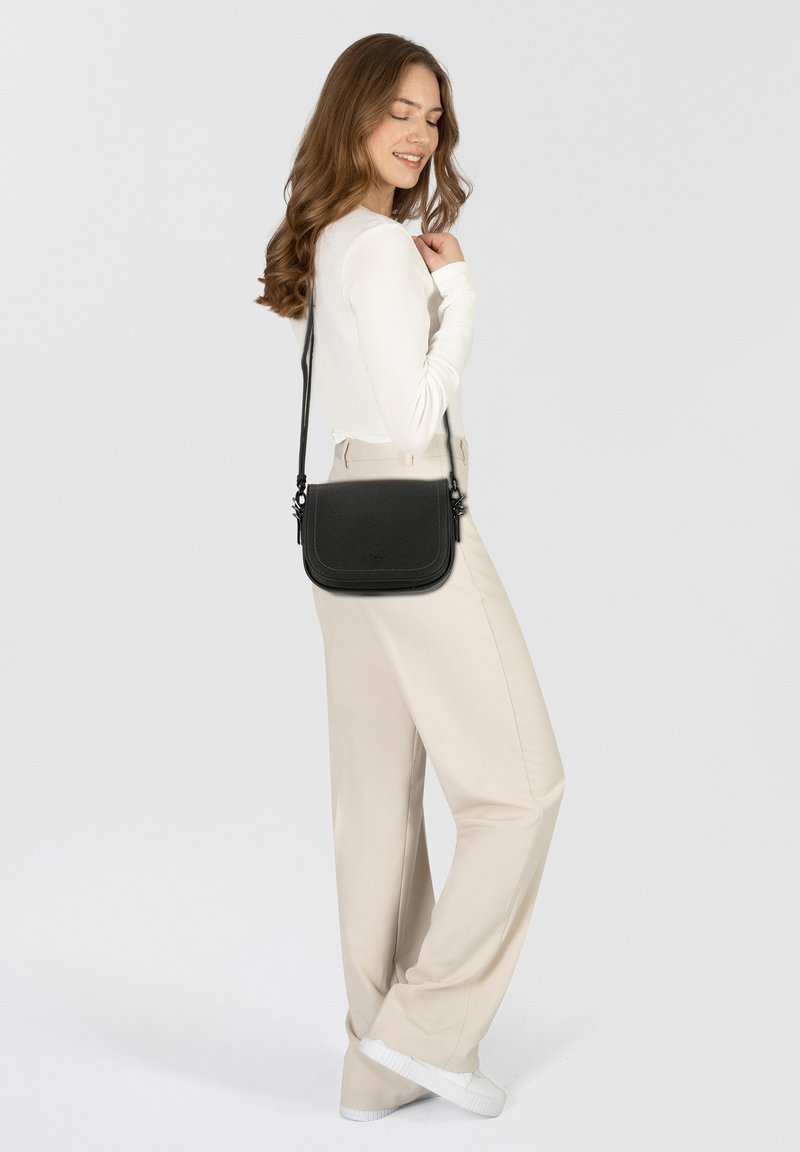 Bolso bandolera negro con superficie texturizada, forma rectangular y cierre de solapa. Cuenta con una correa ajustable y detalles en metal.