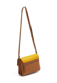 Borsa a tracolla in pelle marrone con una pattina gialla, tasca esterna con cerniera e tracolla regolabile, mostrata su uno sfondo bianco.
