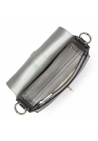 Borsa a tracolla in pelle argentata con finitura texturizzata. Presenta una tasca con zip, accessori metallici arrotondati e un design con patta aperta.