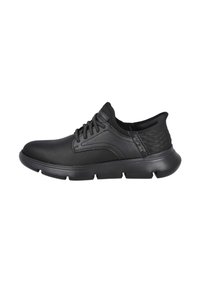 Zapatilla deportiva negra con parte superior sintética, acentos texturizados, diseño de cordones, suela acolchada y punta redondeada. Presenta una construcción ligera.