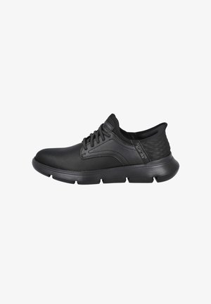 Zapatilla deportiva negra con parte superior sintética, acentos texturizados, diseño de cordones, suela acolchada y punta redondeada. Presenta una construcción ligera.