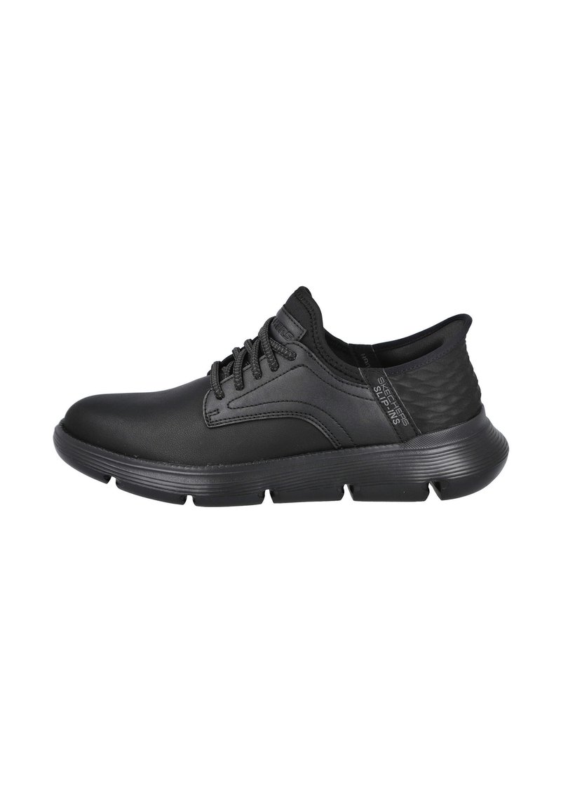 Zapatilla deportiva negra con parte superior sintética, acentos texturizados, diseño de cordones, suela acolchada y punta redondeada. Presenta una construcción ligera.