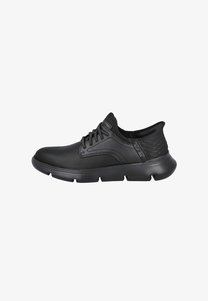 Zapatilla deportiva negra con parte superior sintética, acentos texturizados, diseño de cordones, suela acolchada y punta redondeada. Presenta una construcción ligera.