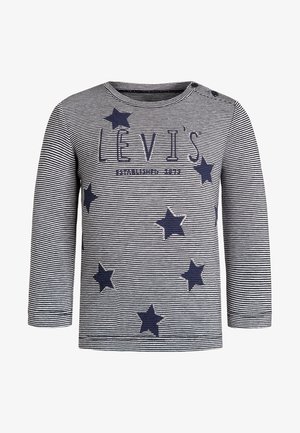 Koszulka niemowlęca z długim rękawem z cienkimi czarno-białymi paskami, granatowymi gwiazdkami i napisem "LEVI'S" na piersi, zapięcie na guziki na ramieniu.