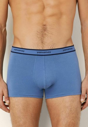 Pánské boxerky ve světle modré barvě z bavlny. Měkká textura, přiléhavý střih a elastický pas s logem "yamamay" v námořnické modři.