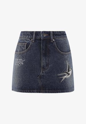 Mørkeblå denim mini nederdel med forlommer, knaplukning og broderet svane-design på højre side.