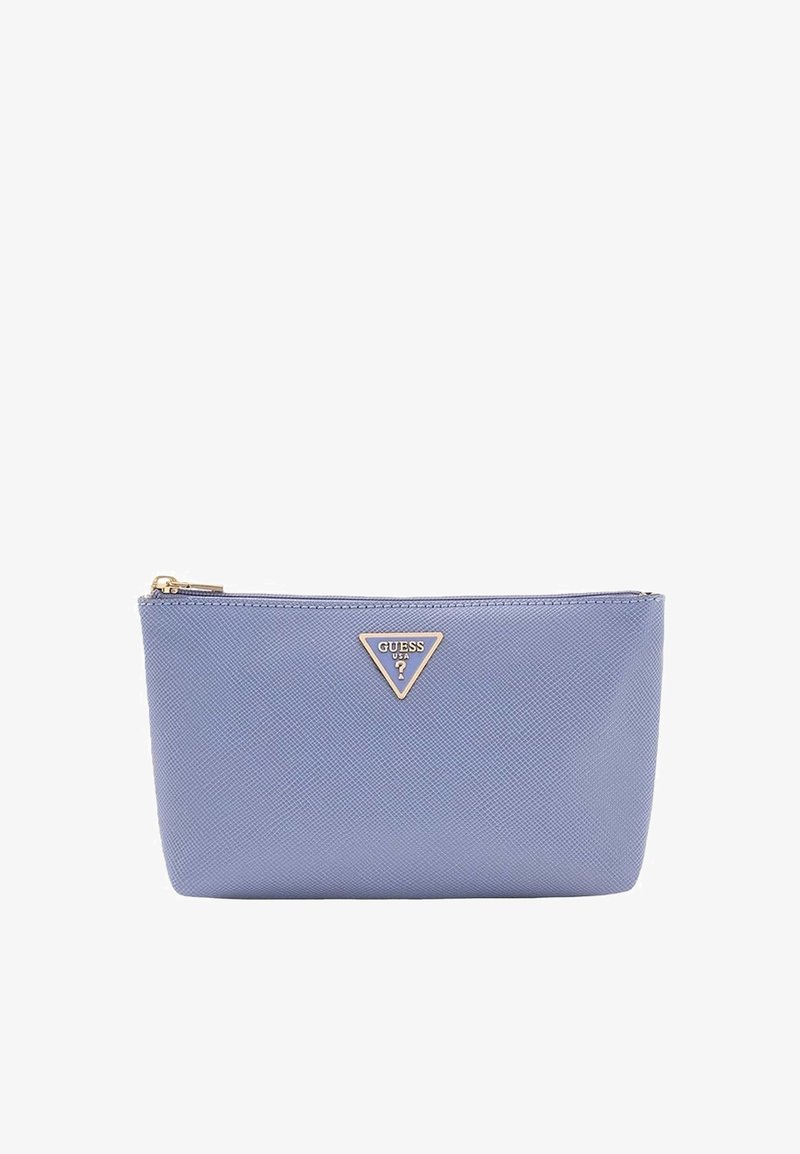 Pochette Guess lavande avec surface texturée, fermeture éclair dorée et logo triangulaire Guess USA centré à l'avant.