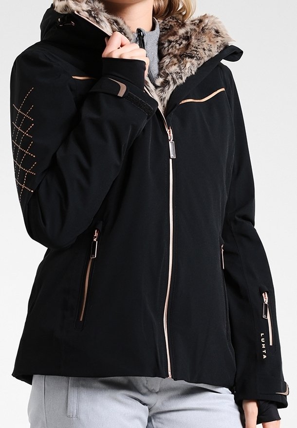 Schwarze Jacke mit gefütterter Kapuze aus Fell, roségoldenen Akzenten, Reißverschlusstaschen und diagonalen Nähten an den Ärmeln. Der Stoff wirkt glatt und isoliert.