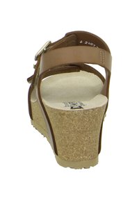 Bruine leren wedge sandalen met een kurken hak, verstelbare banden en een gestructureerde zolen voor comfort. Achteraanzicht toont het ontwerp van de banden.