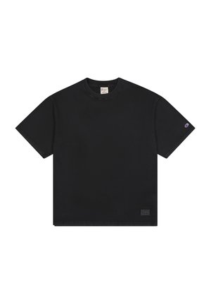 T-shirt nera in cotone, maniche corte, colletto rotondo, design minimalista, con un piccolo logo sulla manica sinistra e un'etichetta all'orlo.