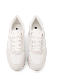 Scarpe da ginnastica bianche realizzate con una combinazione di suede testurizzato e rete, punta rotonda, design con lacci piatti e passanti color oro.