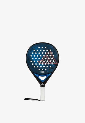 Blau-schwarzer Adidas USA Padel-Schläger mit weißen Perforationen, rotem und weißem Sternenmuster auf dem Logo und weißem Griff mit schwarzem Handgelenkriemen.