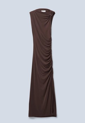 Braunes, ärmelloses Maxikleid aus weichem Stoff mit drapiertem Design und gerafftem Detail an der Seite, das eine gefältelte Schulter aufweist.